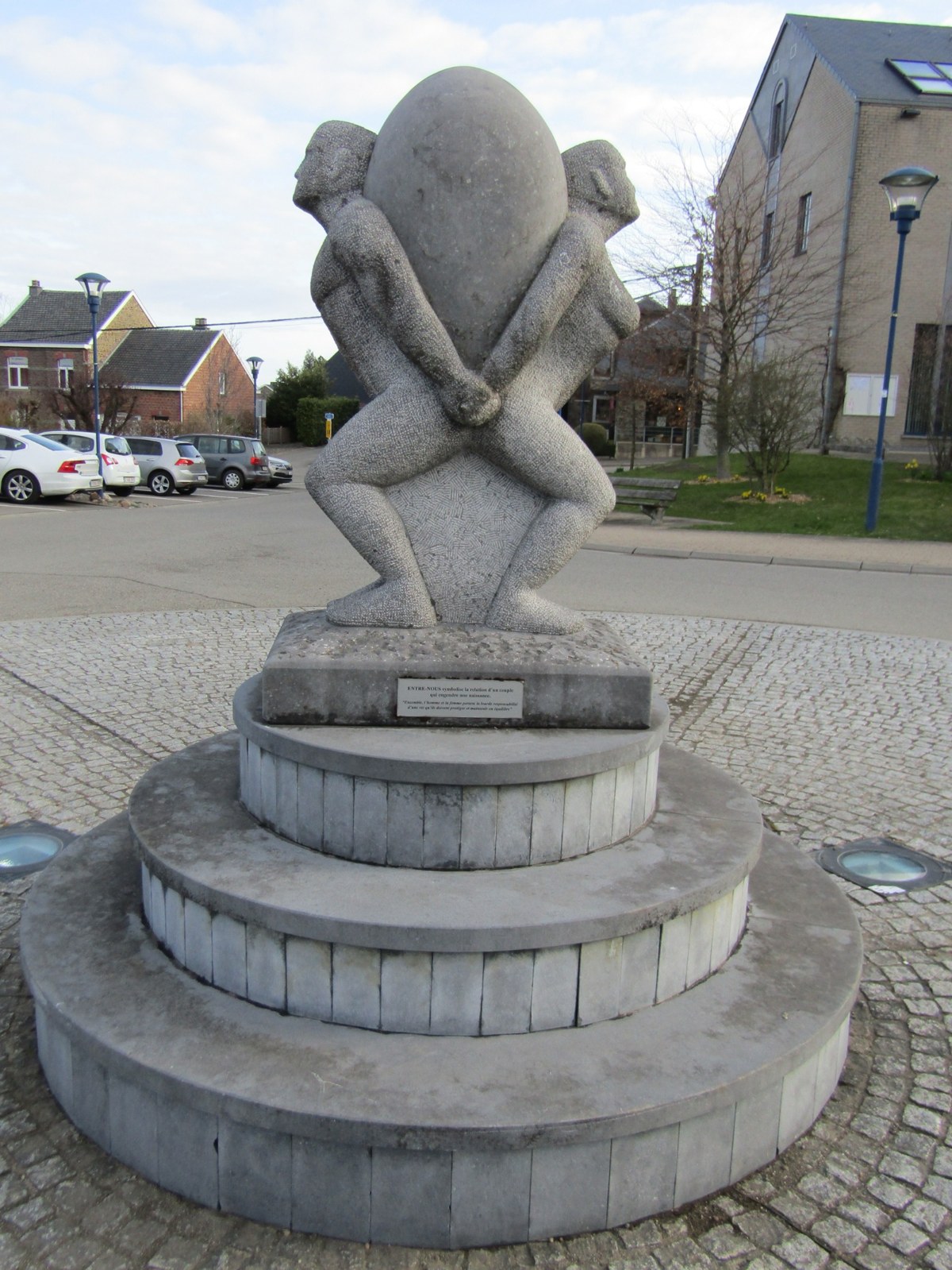 La sculpture Entre-Nous sur son socle au rond-point de Jalhay